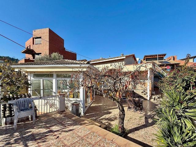 Chalet en venta en calle CL Ondara de L', Sant Boi de Llobregat, de 85 m² 2 habitaciones por 420.000