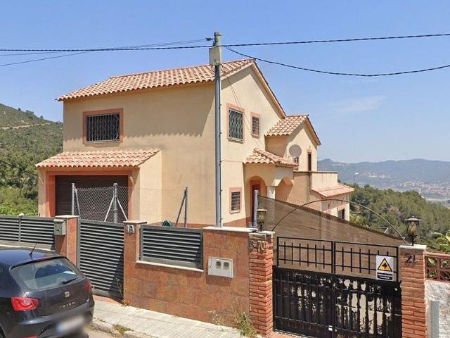 Chalet en venta en calle CL Salvador Dali, Santa Coloma de Cervelló, de 177 m² 4 habitaciones por 375.000
