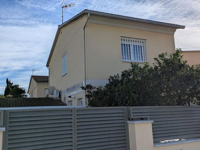 Chalet en venta en calle CL Sinia Cabeces, Torredembarra, de 110 m² 3 habitaciones por 299.999