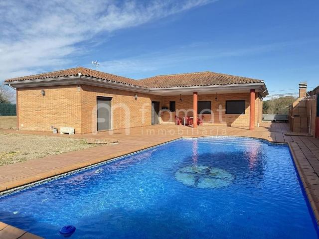 Chalet en venta en calle CL Puig de Les Cadiretes, Caldes de Malavella, de 124 m² 4 habitaciones por 349.000