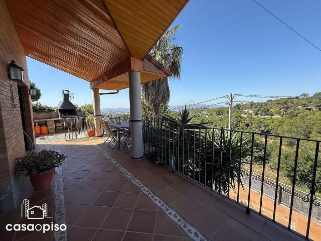 Chalet en venta en calle Anuar El Sadat, Rubí, de 325 m² 5 habitaciones por 587.000