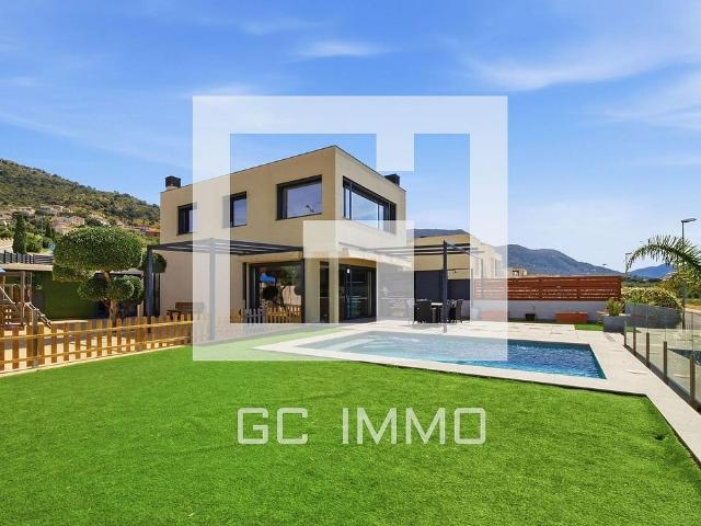 Chalet en venta en calle Andorra, Palau Saverdera, de 168 m² 4 habitaciones por 640.000