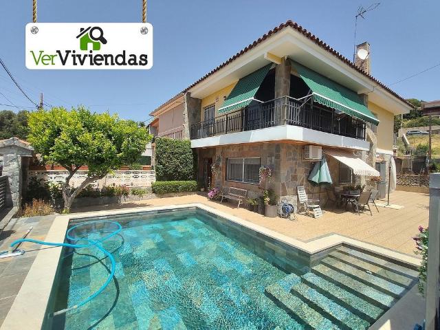 Chalet en venta en calle Aneto, Abrera, de 190 m² 4 habitaciones por 449.000