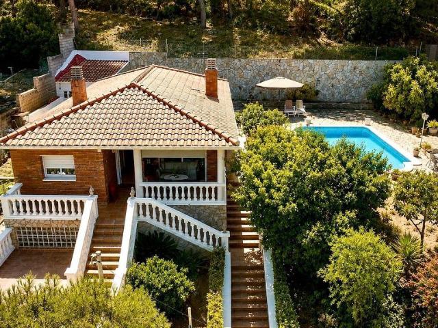 Chalet en venta en calle Àngel Guimerà, Sant Fost de Campsentelles, de 120 m² 4 habitaciones por 640.000