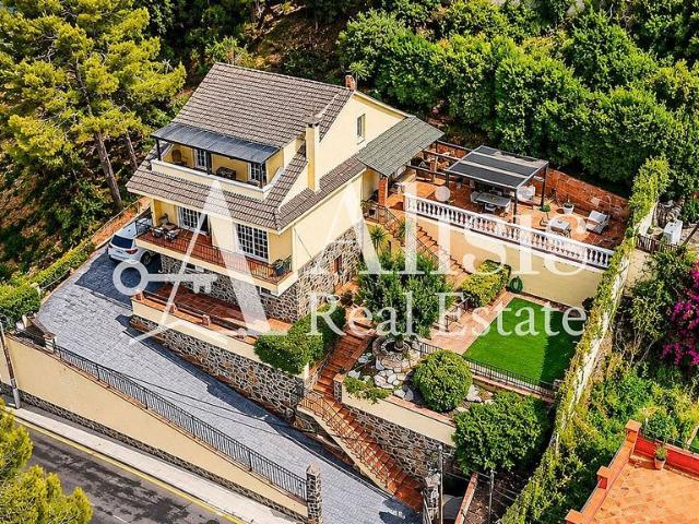 Chalet en venta en calle Abadia de Montserrat, Pallejà, de 293 m² 4 habitaciones por 495.000