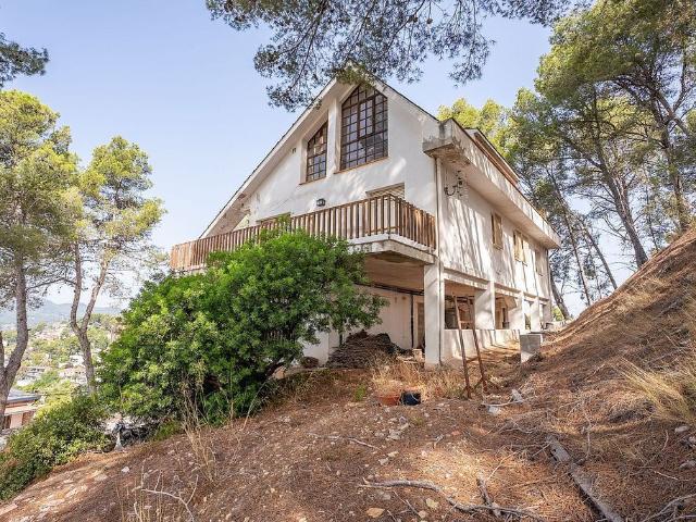 Chalet en venta en calle Abadia de Poblet, Pallejà, de 1.200 m² 5 habitaciones por 700.000