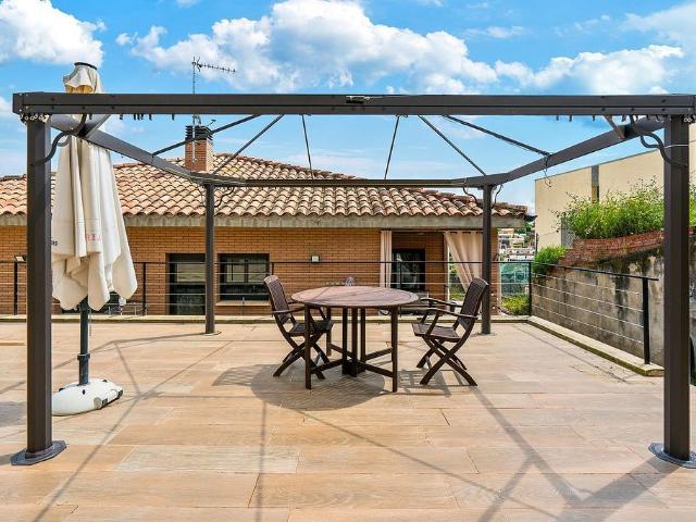 Chalet en venta en calle Adolfo Pérez Esquivel, Rubí, de 166 m² 4 habitaciones por 380.000