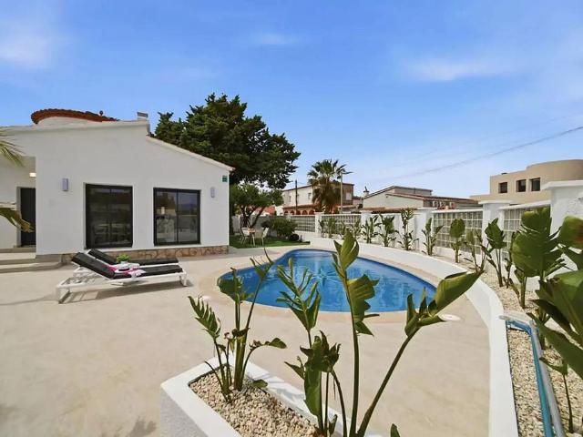 Chalet en venta en calle Alberes, Castelló d´Empúries, de 150 m² 3 habitaciones por 630.000