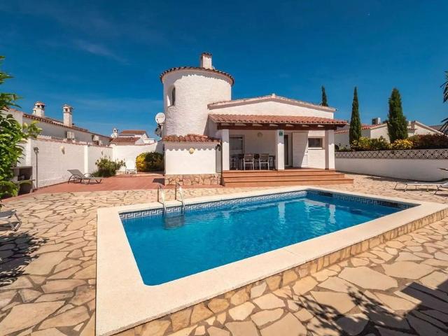 Chalet en venta en calle Alberes, Castelló d´Empúries, de 125 m² 3 habitaciones por 400.000