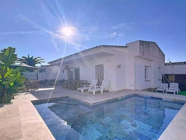 Chalet en venta en calle Alberes, Castelló d´Empúries, de 52 m² 2 habitaciones por 385.000