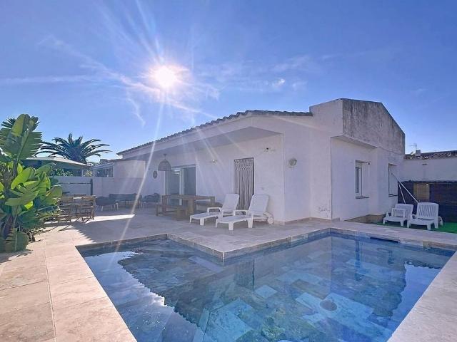 Chalet en venta en calle Alberes, Castelló d´Empúries, de 52 m² 2 habitaciones por 385.000