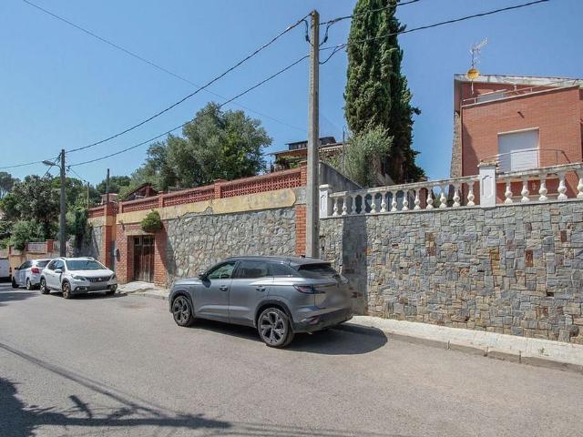 Chalet en venta en calle Alcover, Rubí, de 205 m² 4 habitaciones por 237.600