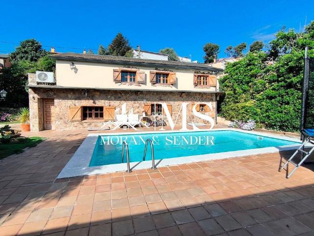 Chalet en venta en calle Alfarràs, Rubí, de 147 m² 4 habitaciones por 455.000