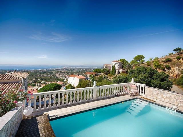 Chalet en venta en calle Almeria, Roses, de 250 m² 5 habitaciones por 790.000