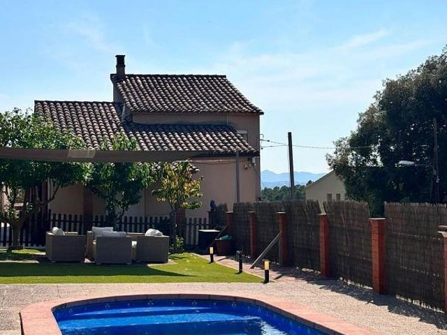 Chalet en venta en calle Arbustos, Sant Cugat del Vallès, de 176 m² 5 habitaciones por 699.000