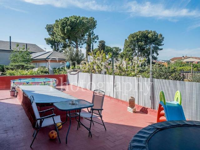 Casa en venta en calle Arrieta, Rubí, de 401 m² 6 habitaciones por 450.000