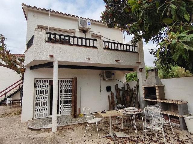 Chalet en venta en calle Astorga, Roda de Barà, de 94 m² 6 habitaciones por 269.000