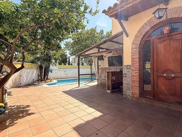 Chalet en venta en calle Ausiàs March, Sant Pere de Ribes, de 158 m² 5 habitaciones por 560.000