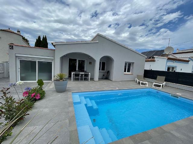 Chalet en venta en calle Badia, Castelló d´Empúries, de 97 m² 2 habitaciones por 485.000