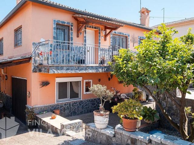 Chalet en venta en calle Barcelonès, Caldes de Montbui, de 245 m² 5 habitaciones por 485.000