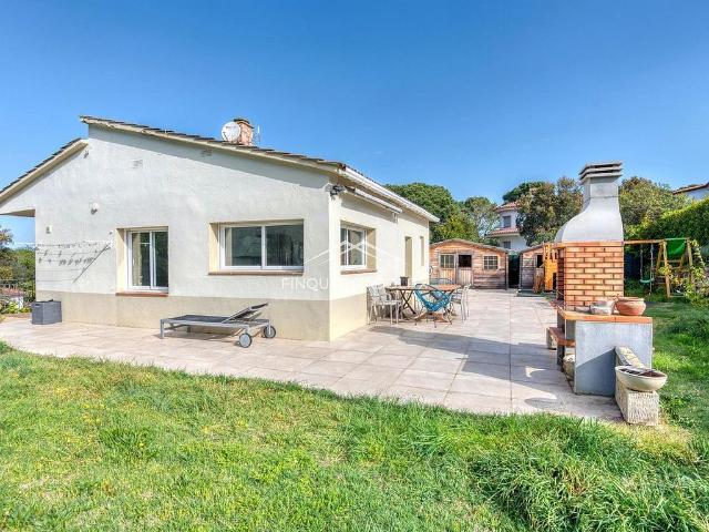 Chalet en venta en calle Begonia, Llagostera, de 75 m² 3 habitaciones por 350.000