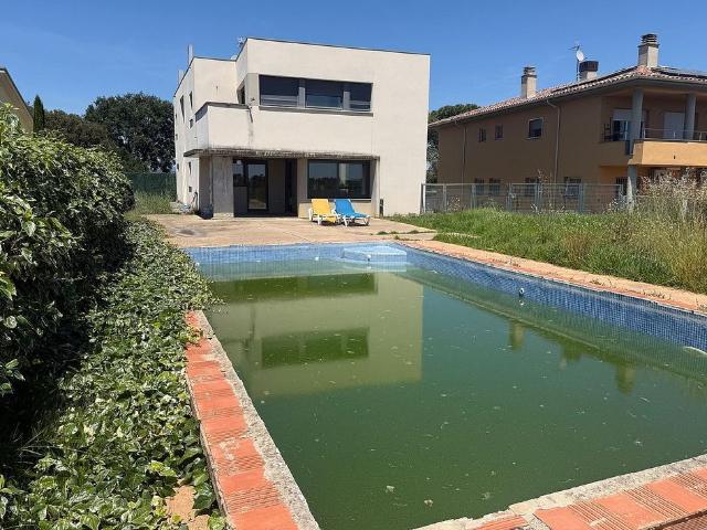 Chalet en venta en calle Garbi, Vilobi d´Onyar, de 350 m² 3 habitaciones por 595.000