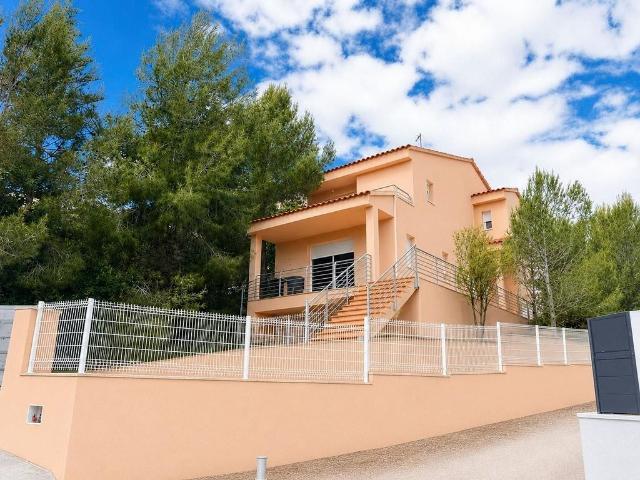 Chalet en venta en calle Gardènia, Calafell, de 209 m² 5 habitaciones por 240.000