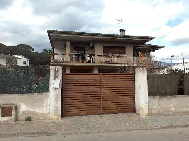 Chalet en venta en calle Gardènia, Llinars del Valles, de 240 m² 4 habitaciones por 231.300