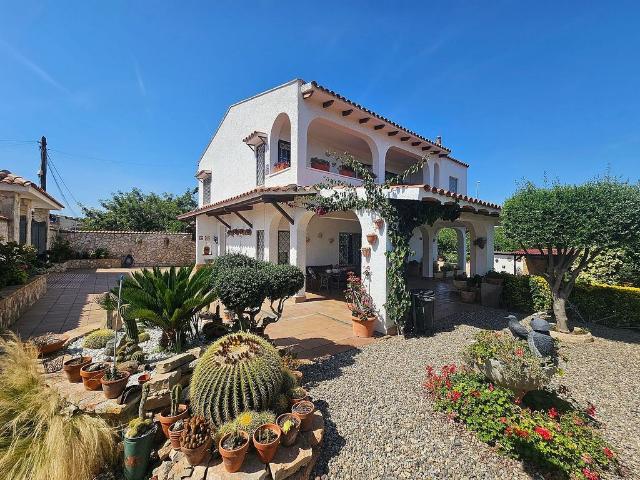 Chalet en venta en calle Garraf del, Pobla de Montornès, la, de 264 m² 5 habitaciones por 419.000