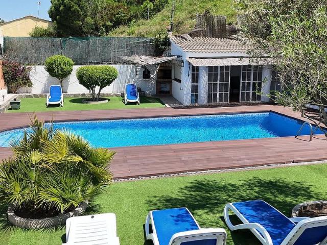 Chalet en venta en calle Ciclamen, Vidreres, de 225 m² 4 habitaciones por 365.000