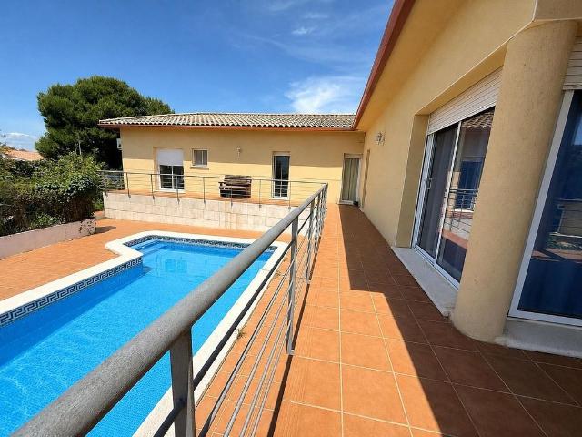 Chalet en venta en calle Ginesta, Calafell, de 160 m² 4 habitaciones por 385.000