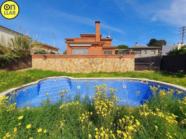 Chalet en venta en calle Dàlia, Tordera, de 460 m² 5 habitaciones por 379.000