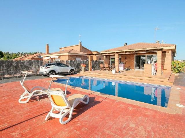 Chalet en venta en calle De Can Barceló, Rubí, de 207 m² 5 habitaciones por 515.000