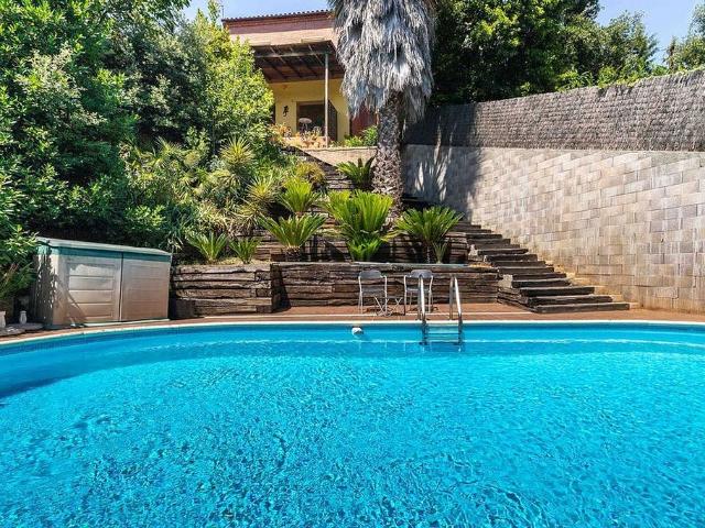Chalet en venta en calle De Can Gonteres, Terrassa, de 227 m² 5 habitaciones por 460.000