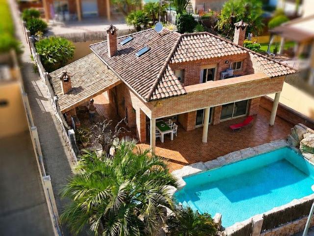 Chalet en venta en calle De Cebrià de Montoliu, Calafell, de 280 m² 4 habitaciones por 780.000