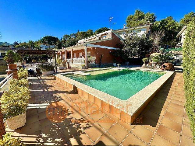 Chalet en venta en calle De Clara, Argentona, de 300 m² 8 habitaciones por 479.000