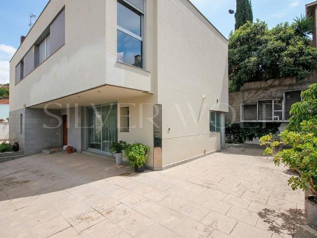 Chalet en venta en calle De Cristòfol Colom, Santa Coloma de Gramanet, de 216 m² 4 habitaciones por 745.000