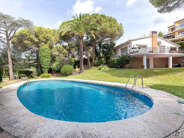 Chalet en venta en calle De Baix, Cabrils, de 131 m² 4 habitaciones por 790.000