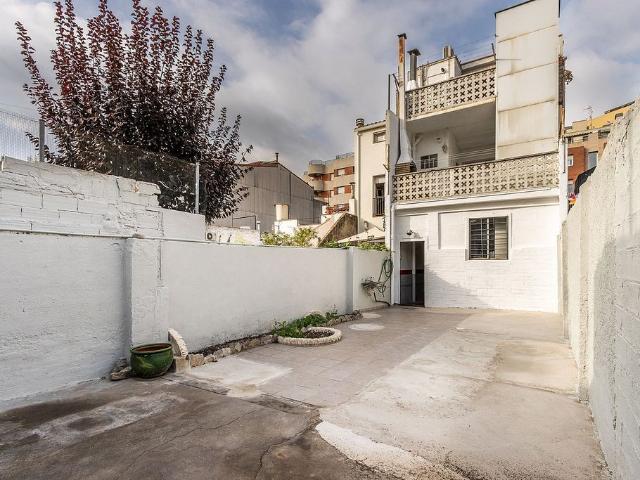 Chalet en venta en calle De Joanot Martorell, Sabadell, de 172 m² 8 habitaciones por 478.797