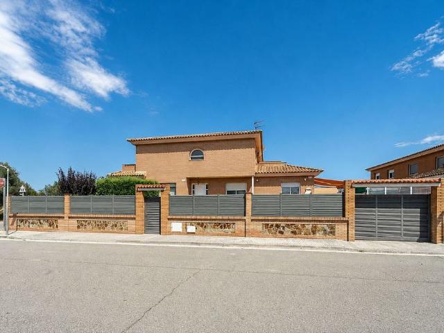 Chalet en venta en calle De Josep Tarradellas, Móra d´Ebre, de 248 m² 5 habitaciones por 339.000