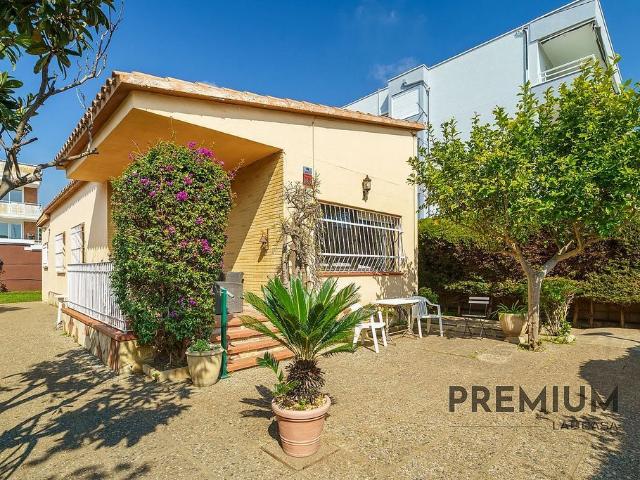 Chalet en venta en calle De la Corunya, Castelldefels, de 110 m² 3 habitaciones por 775.000
