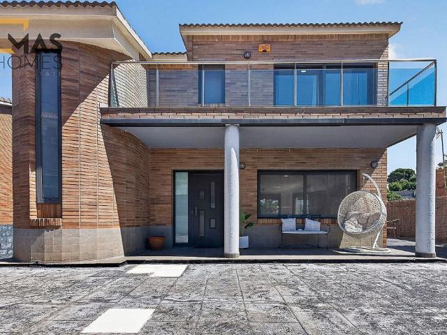 Chalet en venta en calle De la Cadernera, Terrassa, de 275 m² 4 habitaciones por 475.000