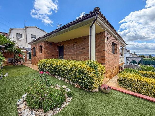 Chalet en venta en calle De la Garrotxa, Lliçà d´Amunt, de 290 m² 3 habitaciones por 472.000