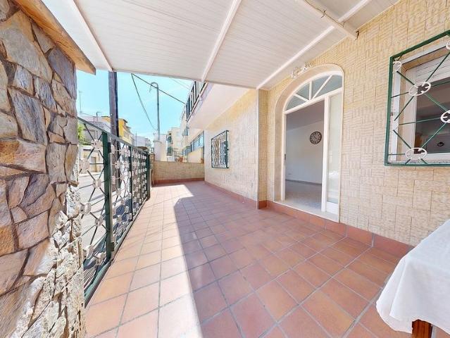 Chalet en venta en calle De la Giralda, Castelldefels, de 179 m² 3 habitaciones por 430.000