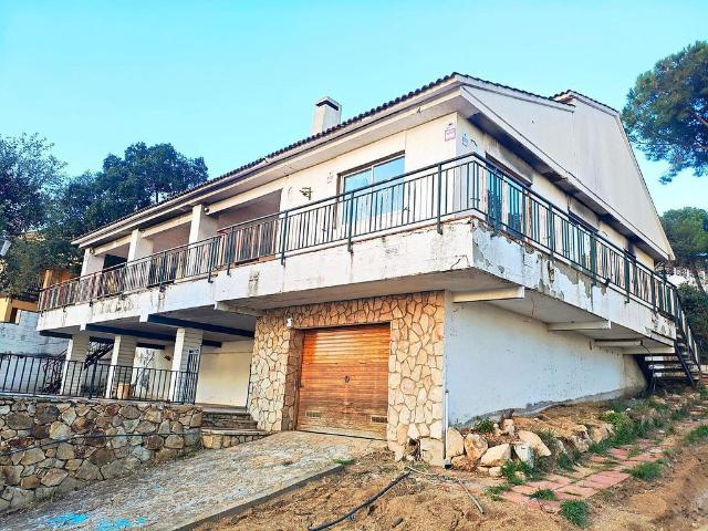 Chalet en venta en calle De la Font Dels Reis, Mataró, de 378 m² 7 habitaciones por 475.000
