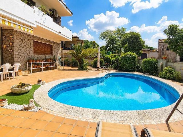 Chalet en venta en calle De la Falguera, Palau solità i Plegamans, de 289 m² 6 habitaciones por 549.000