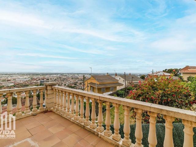 Chalet en venta en calle De la Flor D'ametller, Viladecans, de 160 m² 5 habitaciones por 673.593