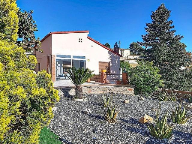 Chalet en venta en calle De la Serra del Cadí, Piera, de 110 m² 3 habitaciones por 279.000