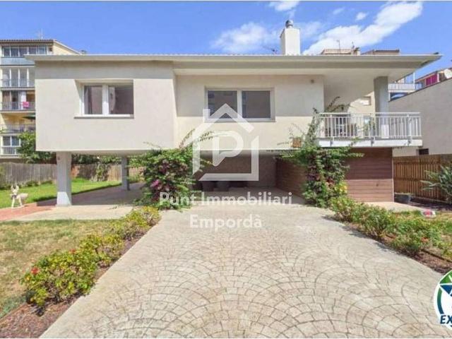 Chalet en venta en calle De la Punta del Nord, Roses, de 150 m² 3 habitaciones por 695.000