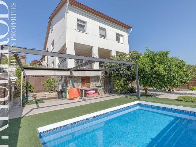 Chalet en venta en calle De la Ribera D'ebre, Lliçà d´Amunt, de 250 m² 4 habitaciones por 440.000